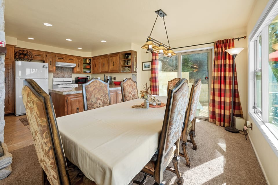 Dining Room - Spacious dining room with mountain and valley views!