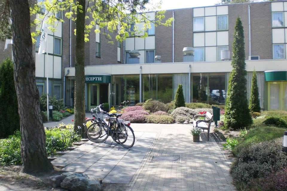 Arrive with ease at our welcoming reception and gardens.