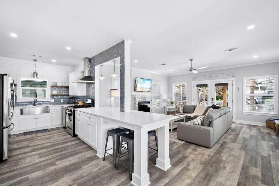 Bright, open-concept living, dining and kitchen area
