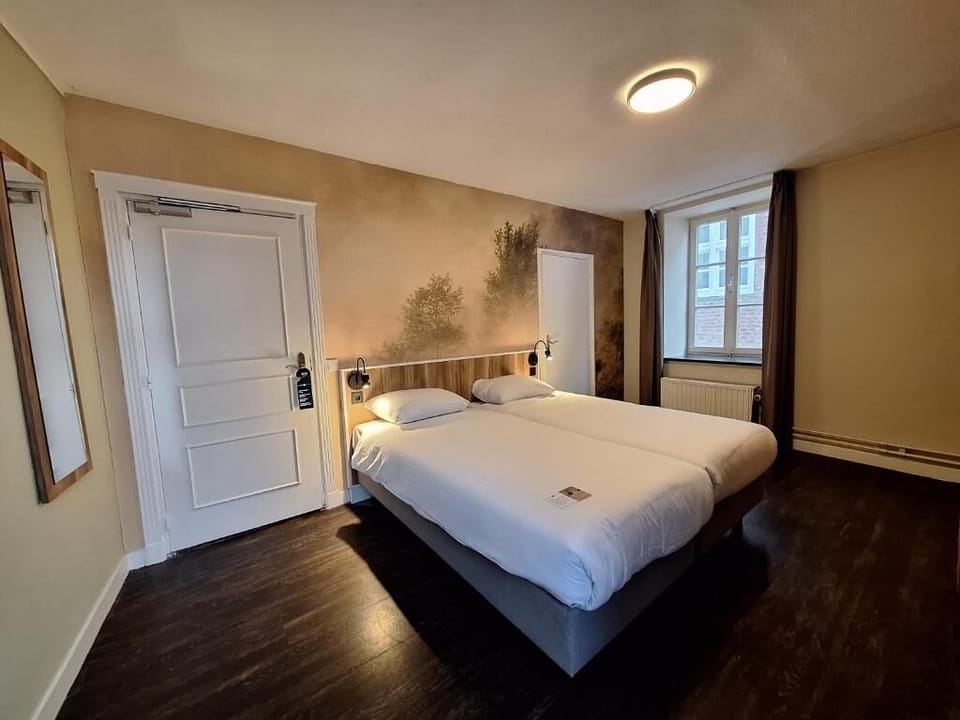 Unit with comfortable bed