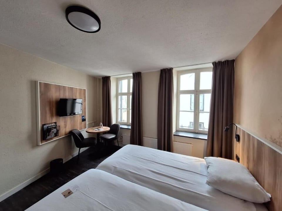 Unit with comfortable bed