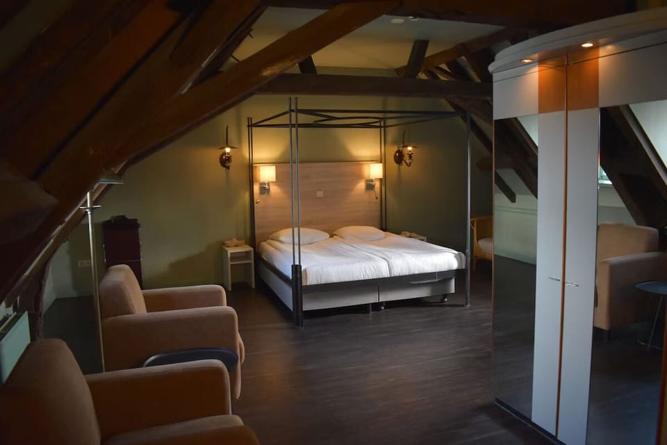 Unit with 2 Single beds. Exact unit will be assigned upon arrival. Views, colors, and decor may vary.