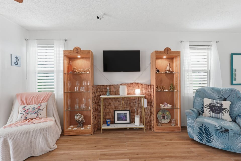 Indoors, Furniture, Living Room, Home Decor, Screen