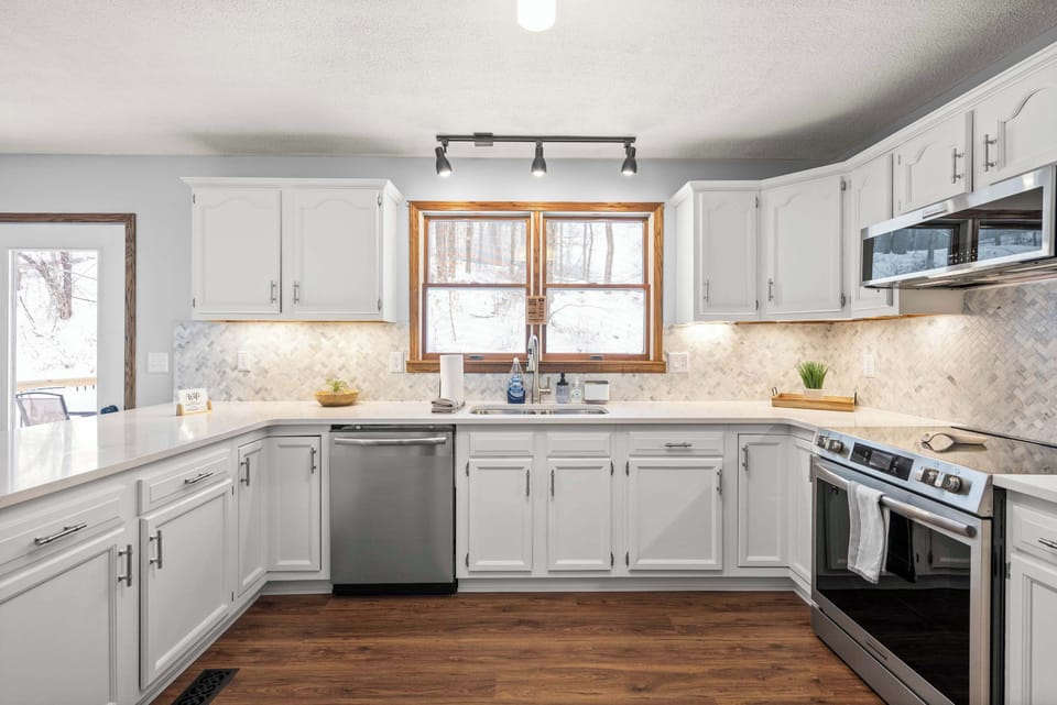 Located upstairs, the open kitchen is well equipped for an unforgettable getaway​