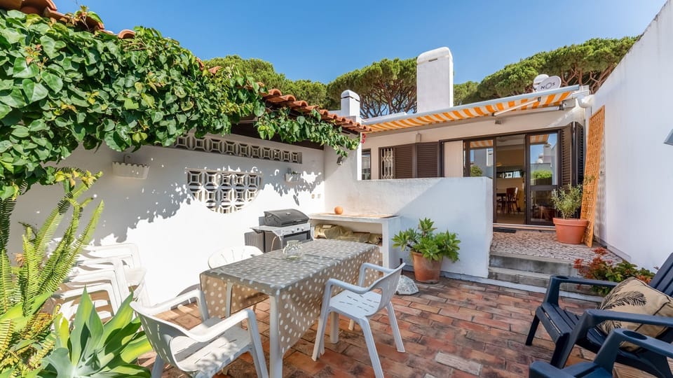 Enjoy relaxed evenings on this private patio, a charming and sunlit space with BBQ and outdoor dining under the Algarve sky.
#OutdoorDining #BBQTime #AlfrescoLiving #Portugal #Vilamoura