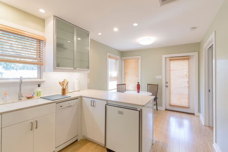 Whip up a feast (or just toast) in this sun-drenched sanctuary!