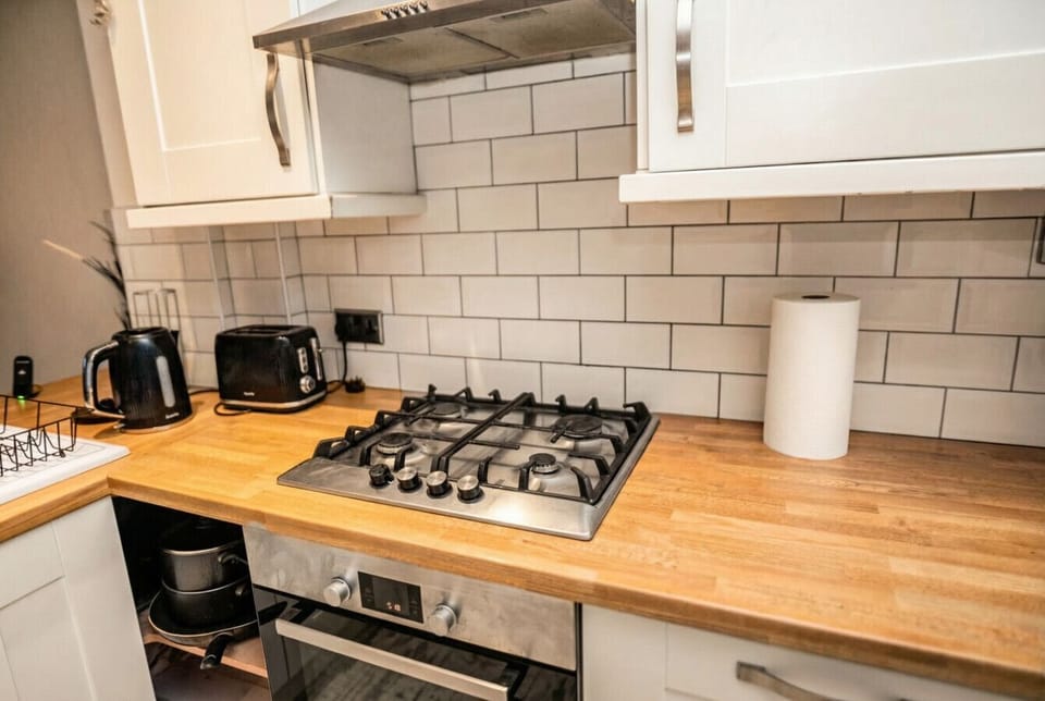 Full gas hob and oven ready for everything from a quick breakfast to a feast.