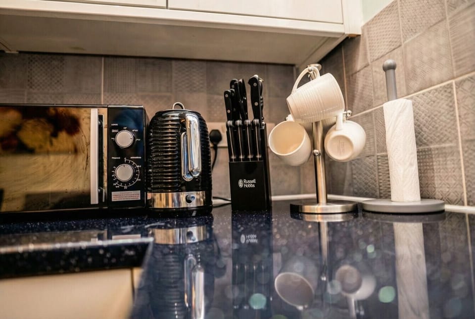 Russell Hobbs kettle, knife block, and mugs lined up so your mornings run smoothly.