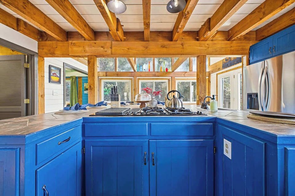 Fully stocked, stylish, and ready for your inner chef. Whether it’s pancakes at sunrise or pasta at sunset, this kitchen makes every meal feel like a mini celebration.