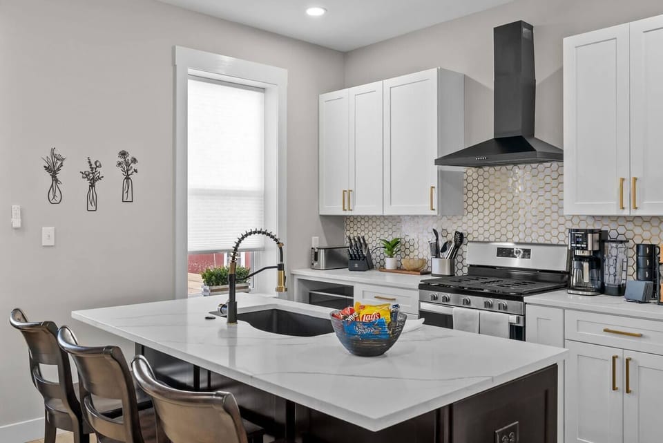 Small but functional kitchen with everything you need for your stay.