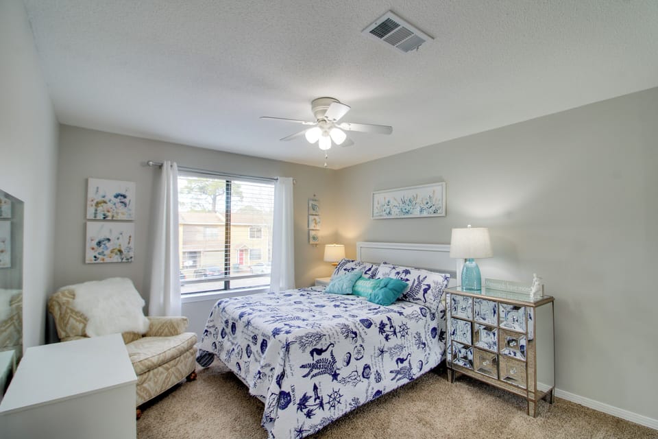 Bedroom 1 | Queen Bed