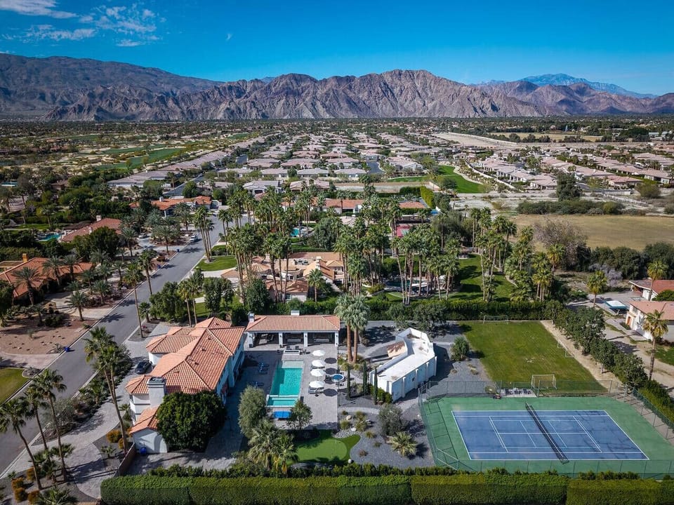 Exterior of Valencia Grand Estate
