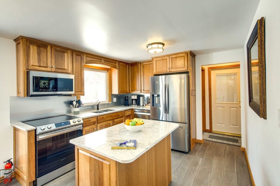 Kitchen | Center Island I Dining Adjacent