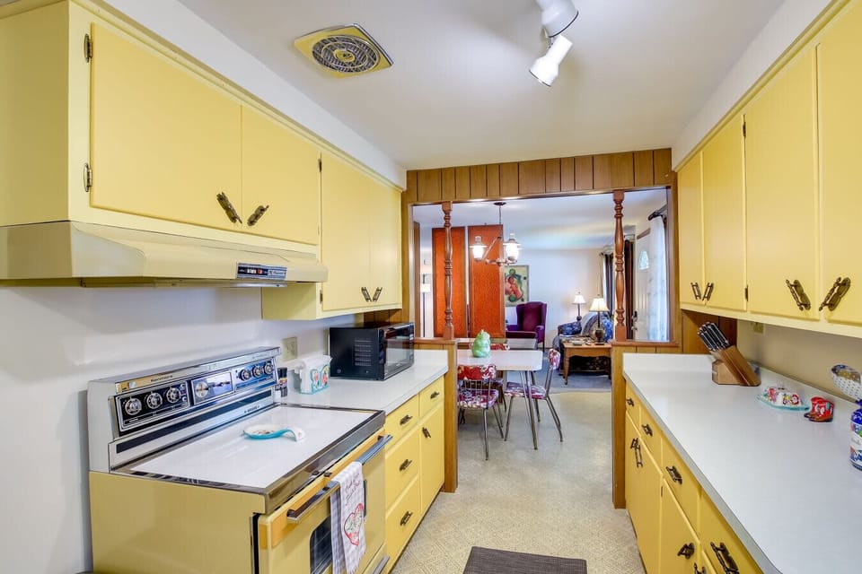 Kitchen | Gas Range | Cabinet Storage & Breakfast Nook Access