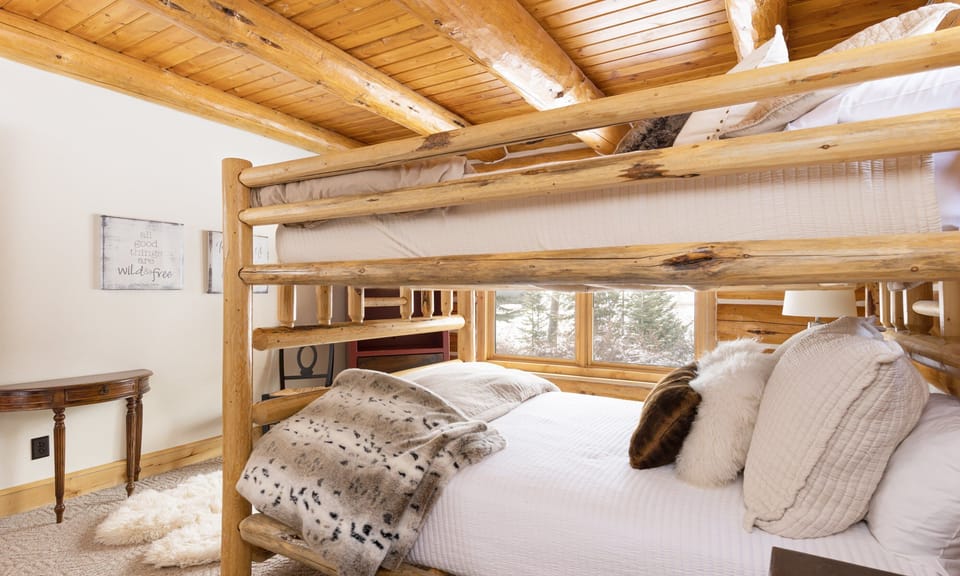 Main level bunk room- queen bunkbed