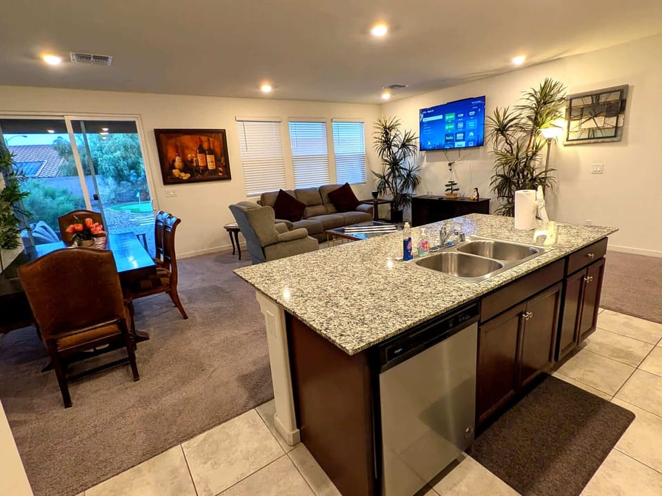 Spacious 5BR Near Strip | Putting Green | Pet Frie House in Spring Valley