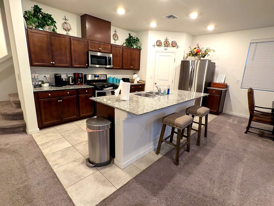 Spacious 5BR Near Strip | Putting Green | Pet Frie House in Spring Valley