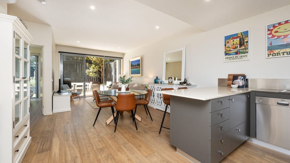Dining for 4 and breakfast bar seating for 2