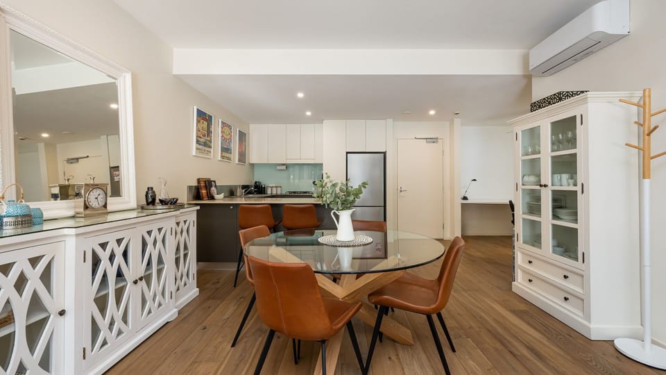 Dining for up to 4