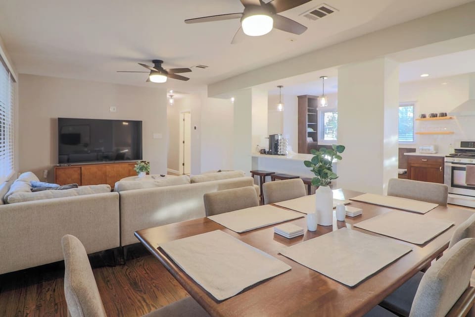 Mango wood dining table with seating for six plus additional bar stools. Located in the open living space, perfect for shared meals, game nights, or planning your Austin adventures together.