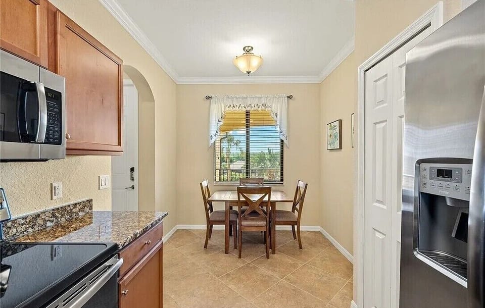 Kitchen seating area overlooking the main entrance