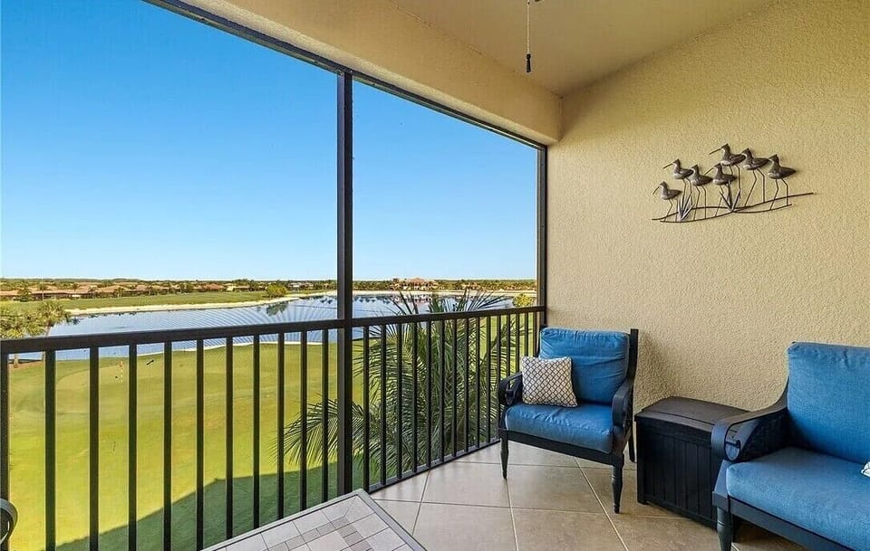 Lanai overlooking the first green and lake. Great sunsets from here ! 
