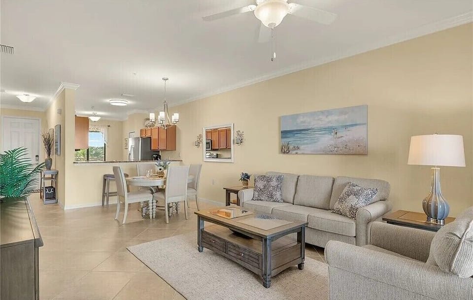 Open concept living room/kitchen 