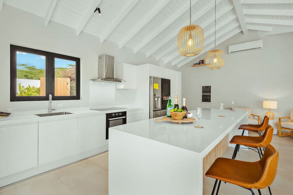 A fully equipped kitchen that make it suitable for preparing any meal, whether a simple breakfast, quick snack, or a three-course gourmet dinner. Or employ a chef, ask us about this.