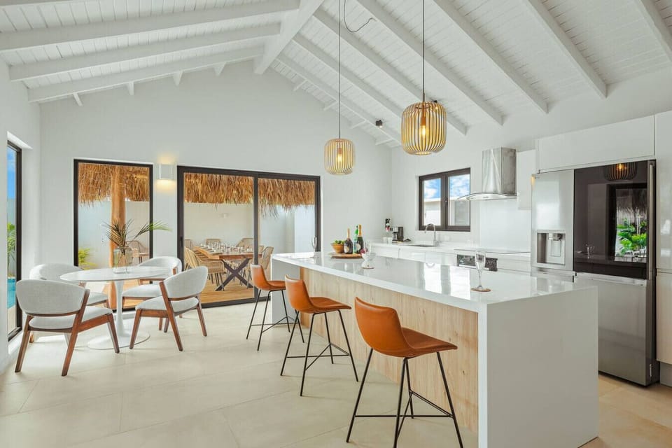 A fully equipped kitchen that make it suitable for preparing any meal, whether a simple breakfast, quick snack, or a three-course gourmet dinner. Or employ a chef, ask us about this.