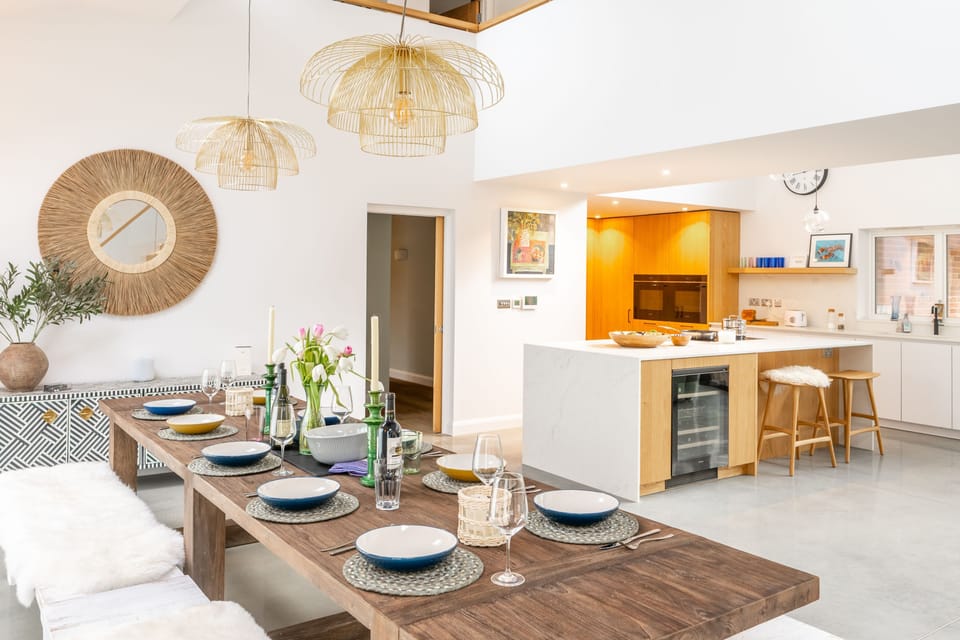 Ground floor: Dining area to kitchen
