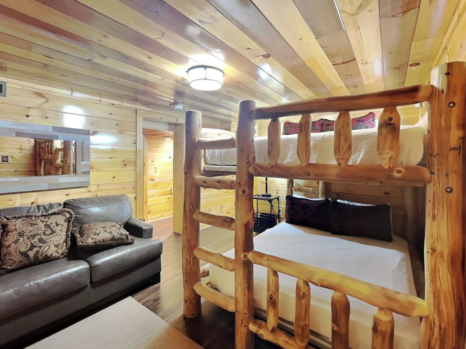 Fifth Bedroom - Queen Bunks, Smart TV - Basement