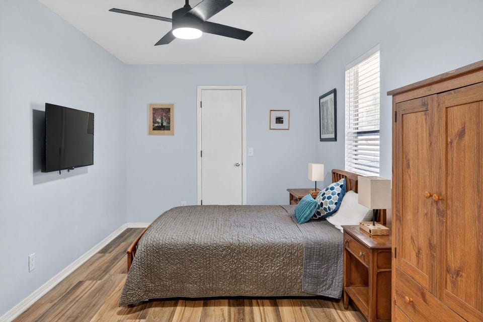 Indoors, Screen, Appliance, Ceiling Fan, TV