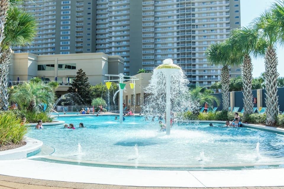 Kids splash and play fountains 