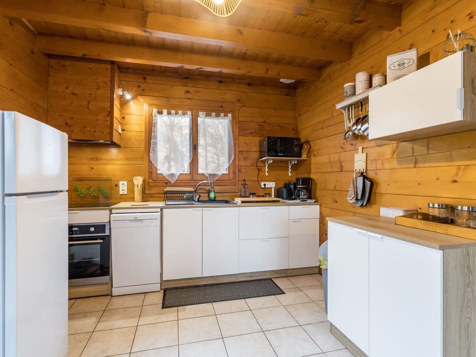 Rustic wooden chalet, pet-friendly Cottage in Brittany