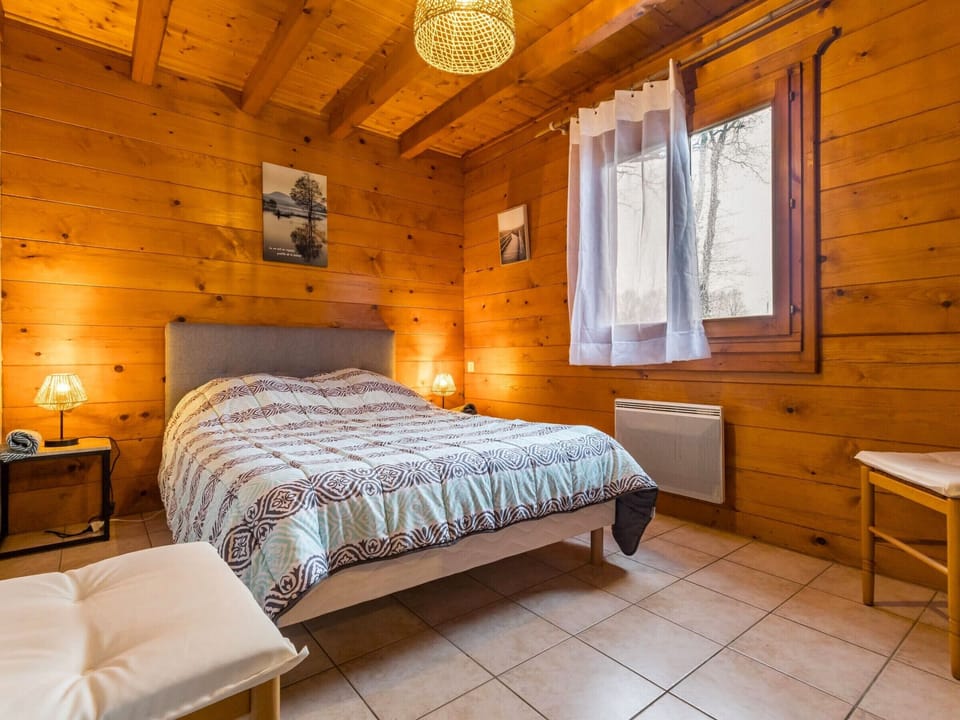 Rustic wooden chalet, pet-friendly Cottage in Brittany