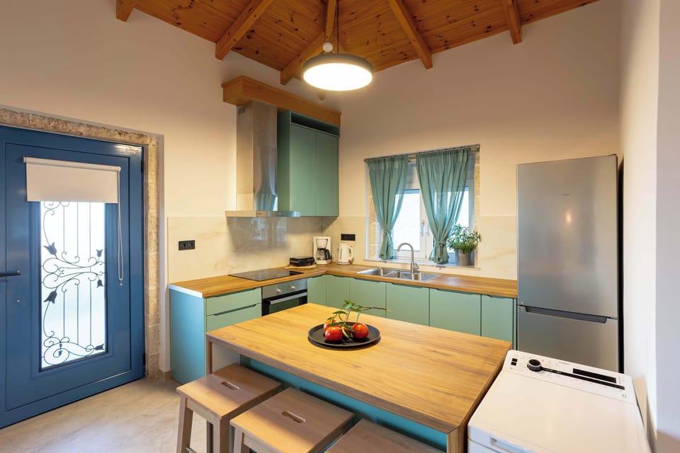 Functional layout connecting kitchen and entrance