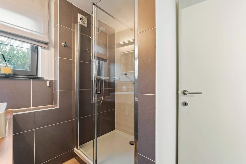 Knusse en suite badkamer met toilet en douche