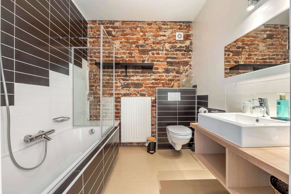 En suite badkamer met bad