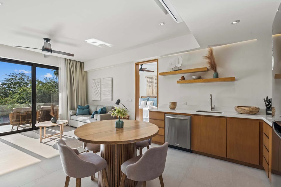 Dining room with fully equipped kitchen 