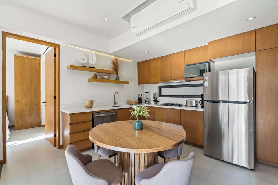 Dining room with fully equipped kitchen 