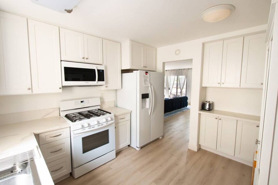 Easy-to-use kitchen with everything you need to prepare meals.