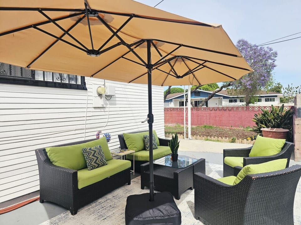 COZY BACKYARD. BBQ LOUNGE AREA.