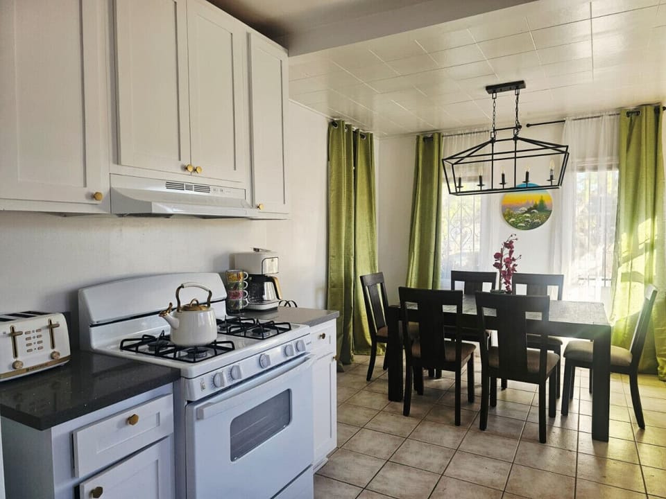 FULL KITCHEN W STYLISH APPLIANCES
