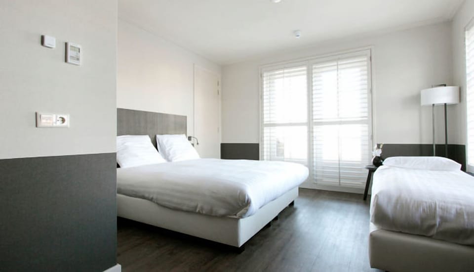 Unit with three single beds