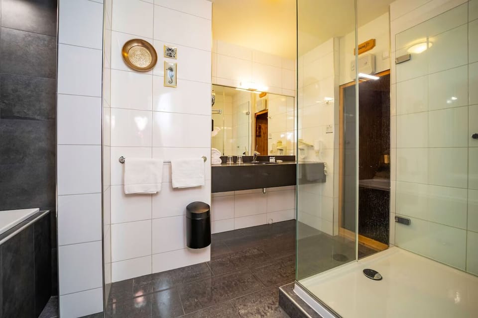 Soak deeply in the tub after a breezy shoreline stroll.