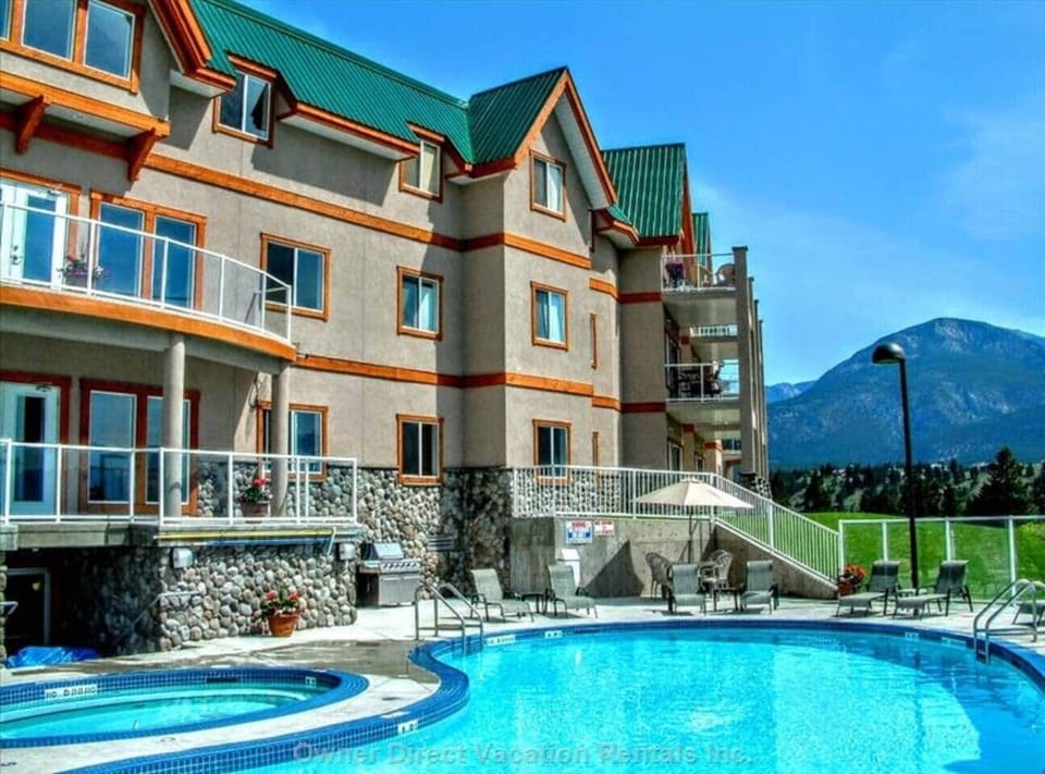 Pool open: Approximately mid-May to September (seasonal).
Hot tub: Open year-round.