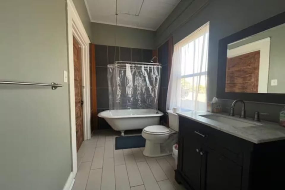 Midtown Suite: Historic charm, Modern convenience. Apartment in Mobile