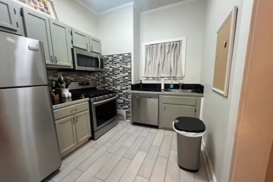 Midtown Suite: Historic charm, Modern convenience. Apartment in Mobile
