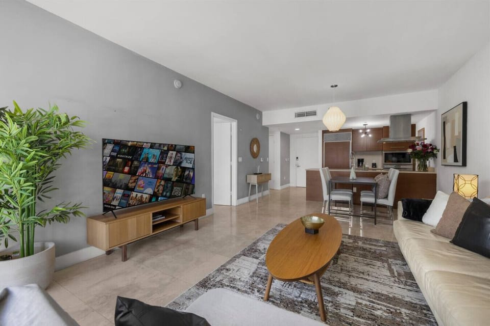 Fully equipped kitchen and dining area.