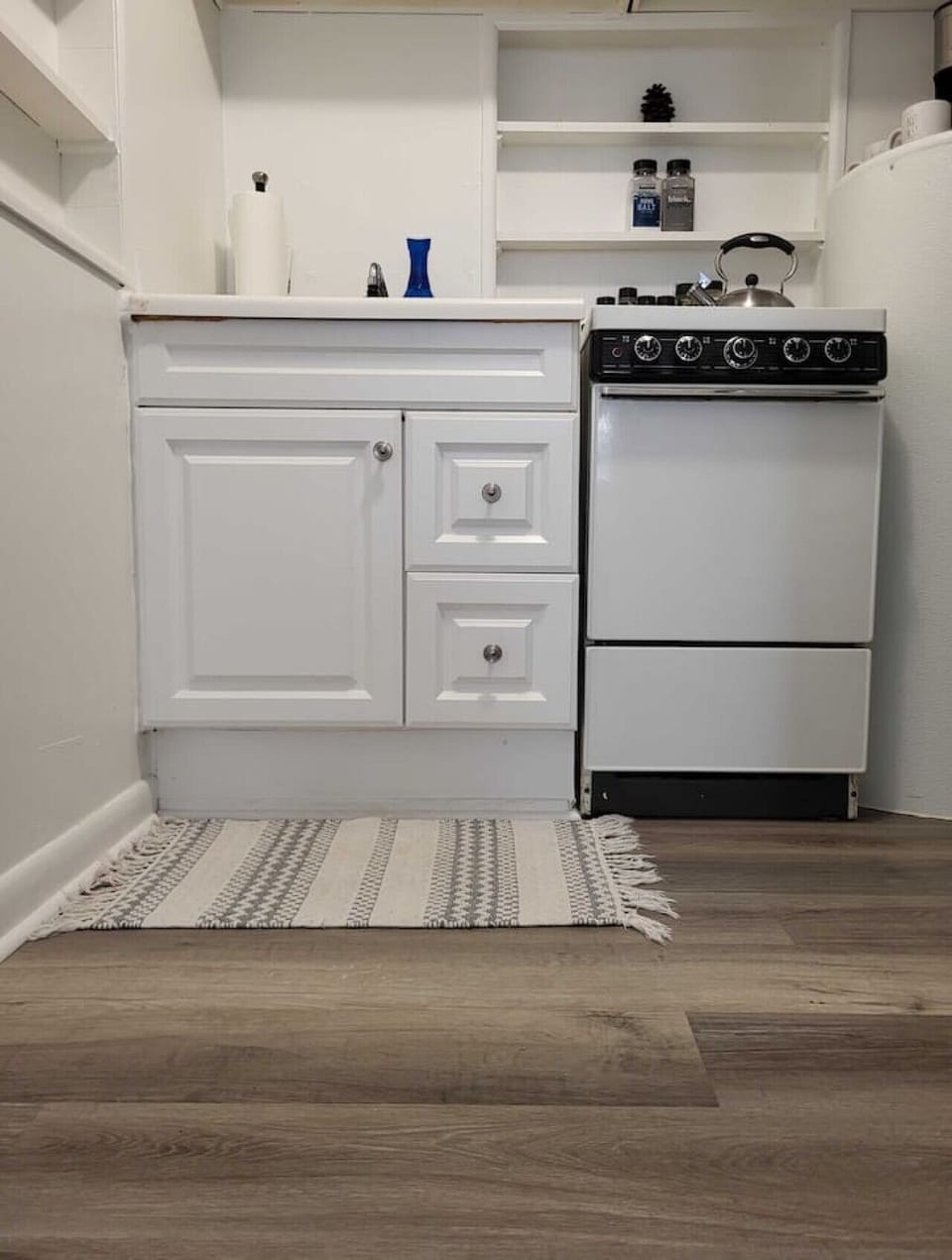 Our kitchen: small but mighty, like a kayak with a turbo engine. Ready for your culinary adventures!
